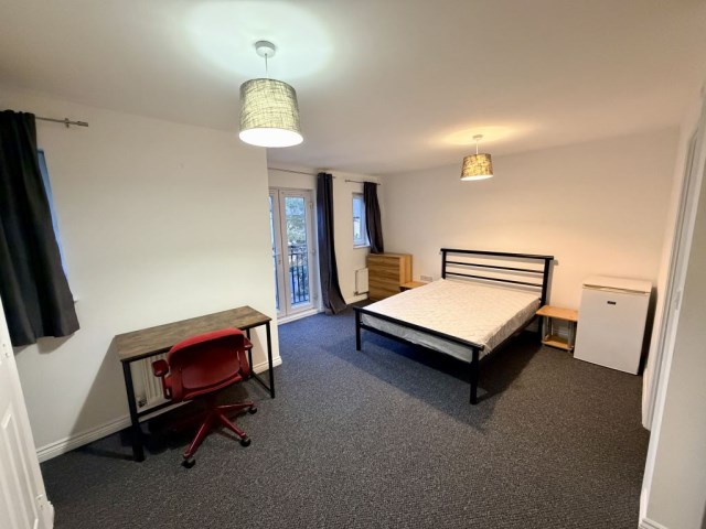 House Share at 14 Lakeview Way Hampton